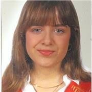 Estudiante universitaria para dar clase a niños pequeños